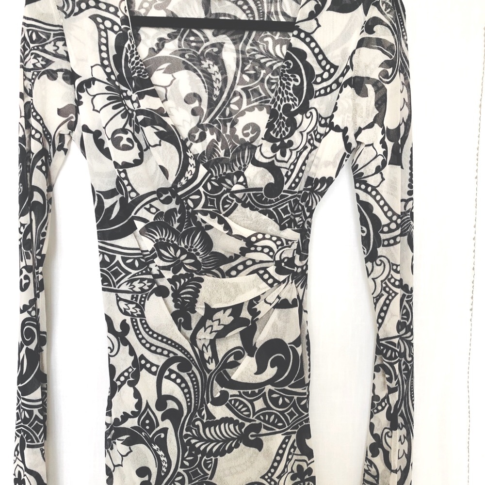 Sweet pea double layered mesh woven top. Great print. Funky cool, bell sleeves - Picture 2 of 10